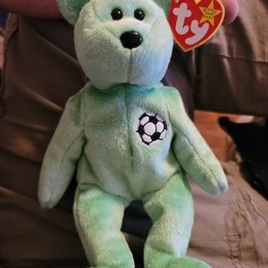 KICKS THE BEANIE BEAR